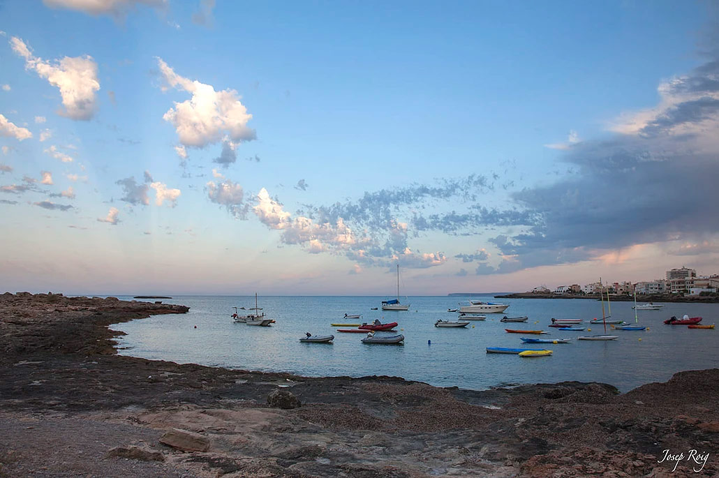 Cala Galiota with boats in the sea