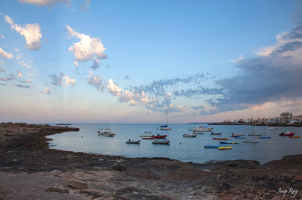 Cala Galiota mit Booten auf dem Meer