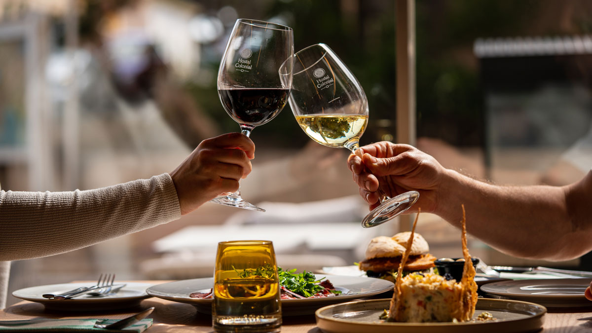 Couple toasting at the table of the Hotel Colonial