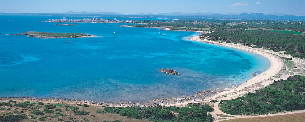 Luftaufnahme des Strandes und der Küstenlinie von Es Carbó in Colonia de Sant Jordi.