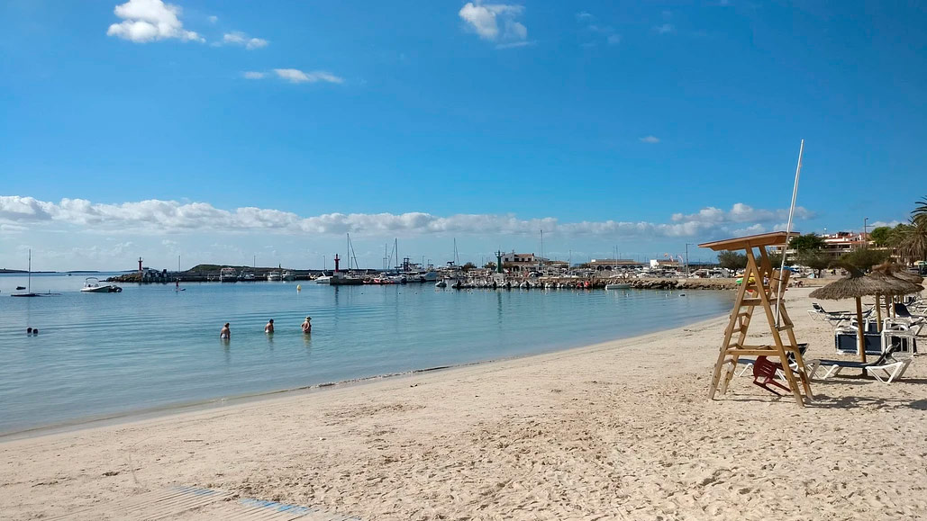 Strand Es Port neben dem Jachthafen mit Rettungsschwimmerturm