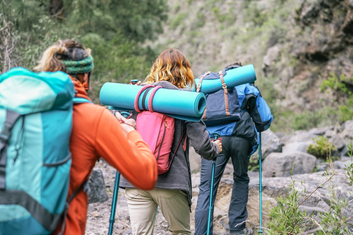 Excursionistas en la montaña