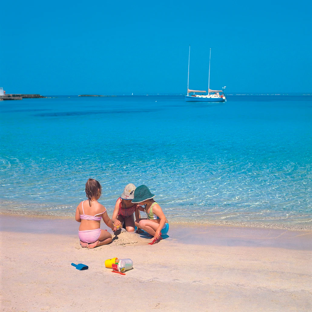 Children on es marquès beach