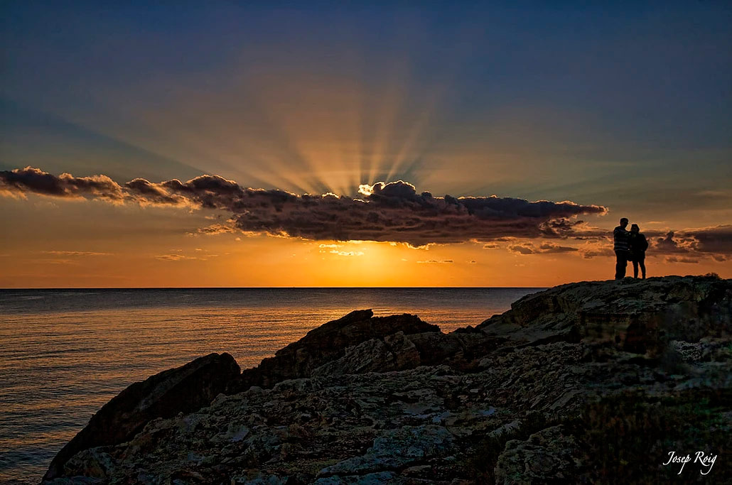 Couple at sunset in Ses Covetes